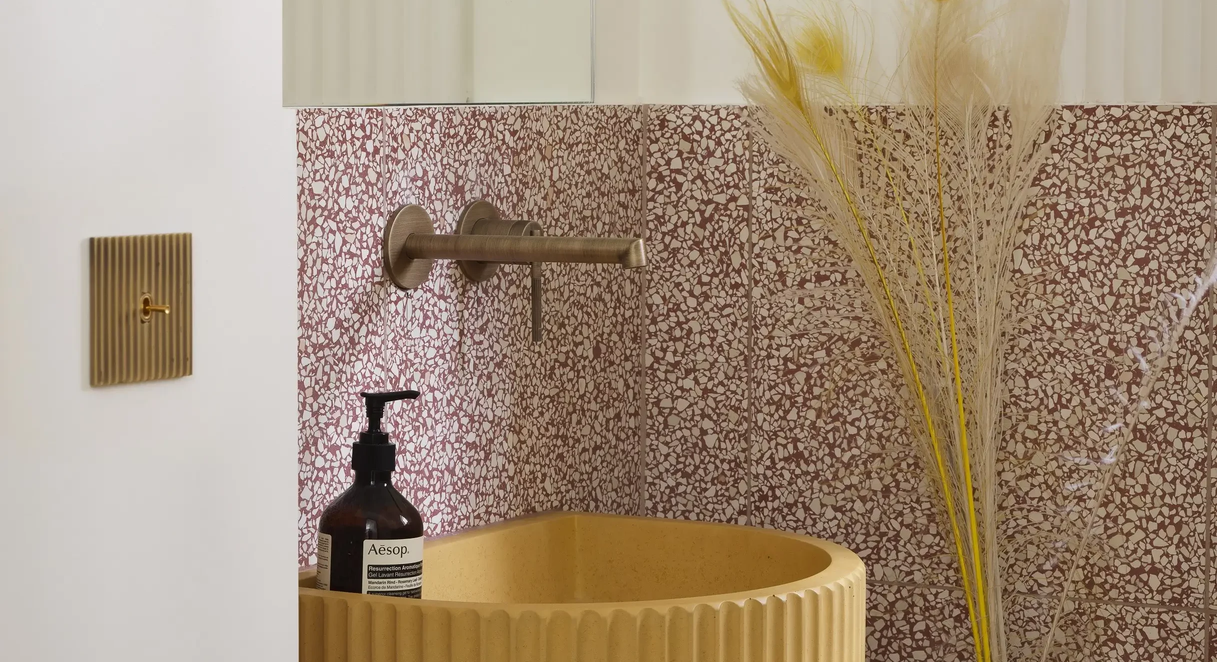 Interrupteur pour une salle de bain terrazzo de la collection Cannelée en teinte chaude