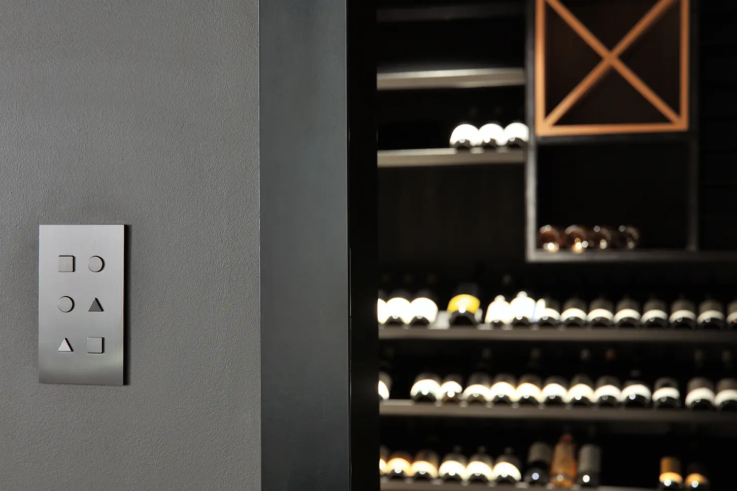 Interrupteur bouton poussoir de la collection damier dans un interieur fonce